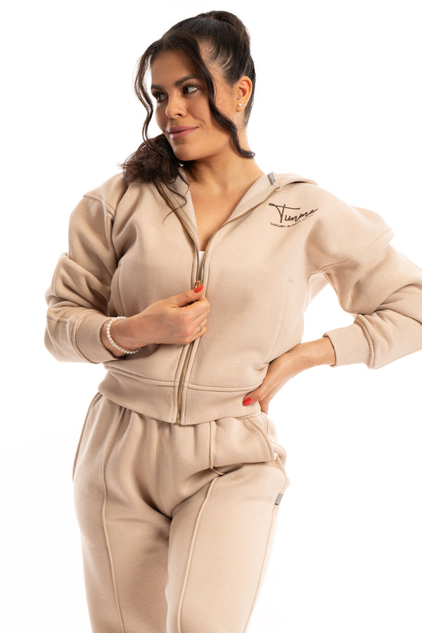 Modelka má S (162cm, 55kg)